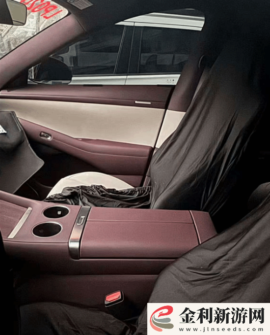 小米YU7內飾實拍再次曝光!雙拼色方案-更偏向家用