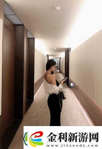 在姨母家的客廳中字