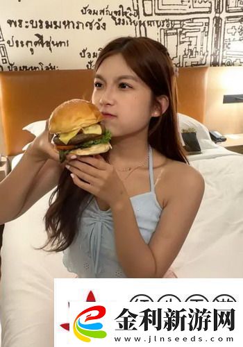 女生胸前兩顆大大的包是什么